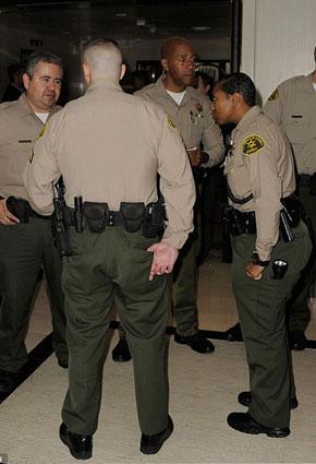 كيم ترمى ببودرة بيضاء ... على السجادة الحمراء